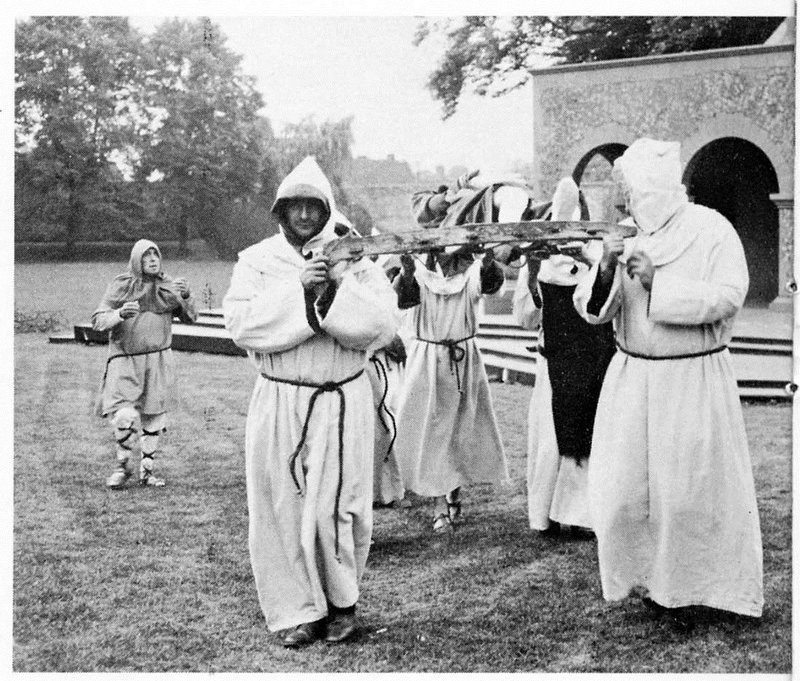 Monks recover Edmund's body